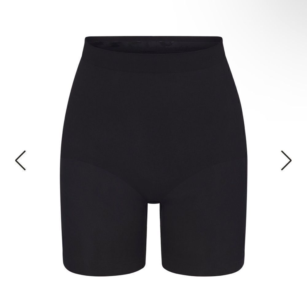 SKIMS NWT mid thigh shorts size XXS in the color onyx